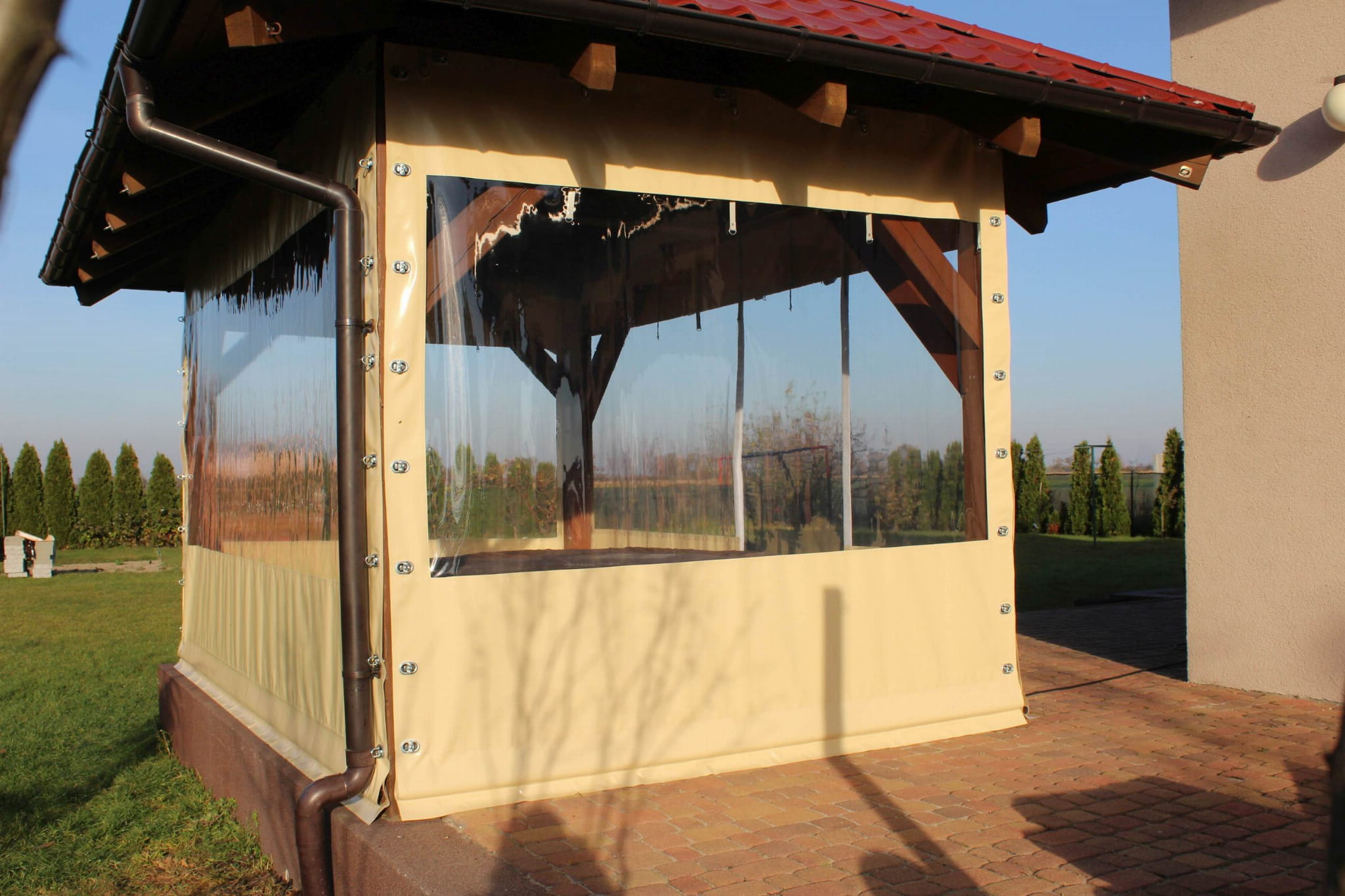 découvrez nos bâches de terrasse de haute qualité, conçues pour protéger votre espace extérieur des intempéries tout en ajoutant une touche esthétique. idéales pour prolonger vos moments en plein air, nos bâches sont faciles à installer et disponibles dans divers styles et couleurs. transformez votre terrasse en un lieu accueillant et fonctionnel tout au long de l'année.