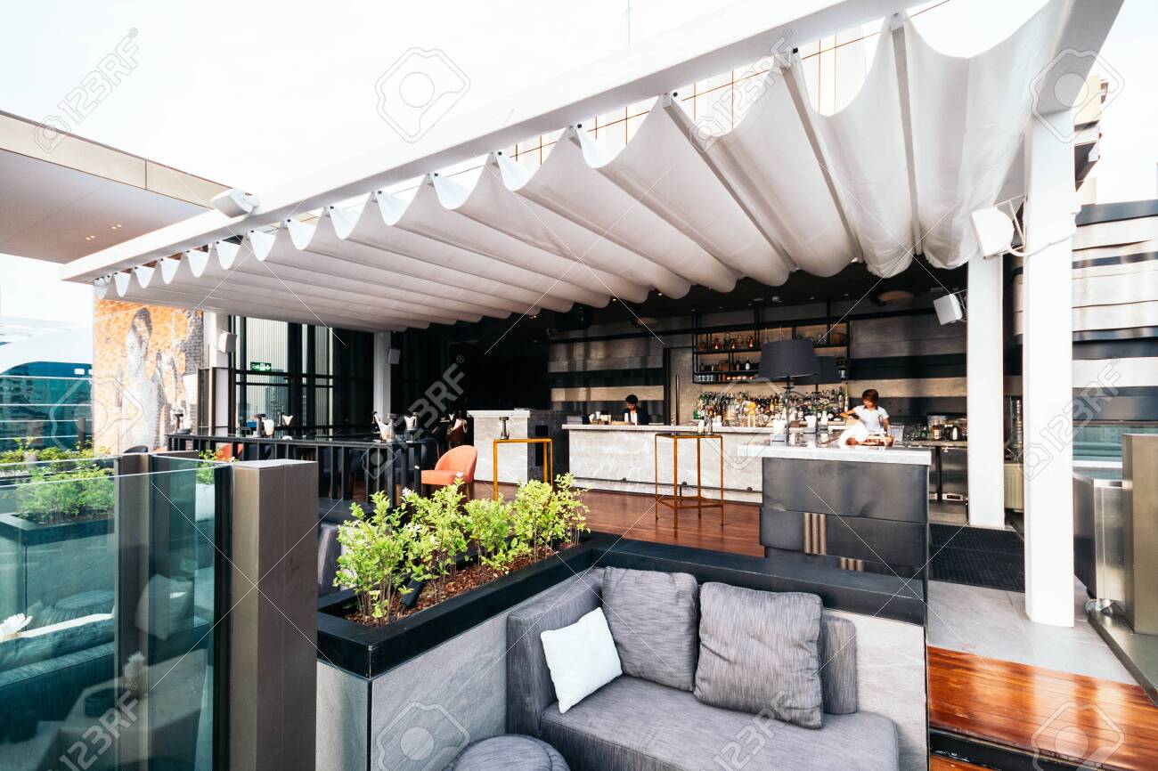 découvrez notre bar extérieur sur toit, un espace unique pour savourer des cocktails tout en profitant d'une vue imprenable. idéal pour vos soirées entre amis ou pour un moment de détente, notre bar allie confort et ambiance chaleureuse.