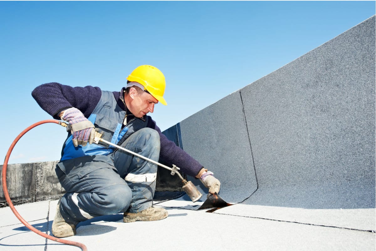 découvrez tout sur le bitume pour toiture : ses avantages, applications et conseils d'entretien pour une protection optimale de votre maison.