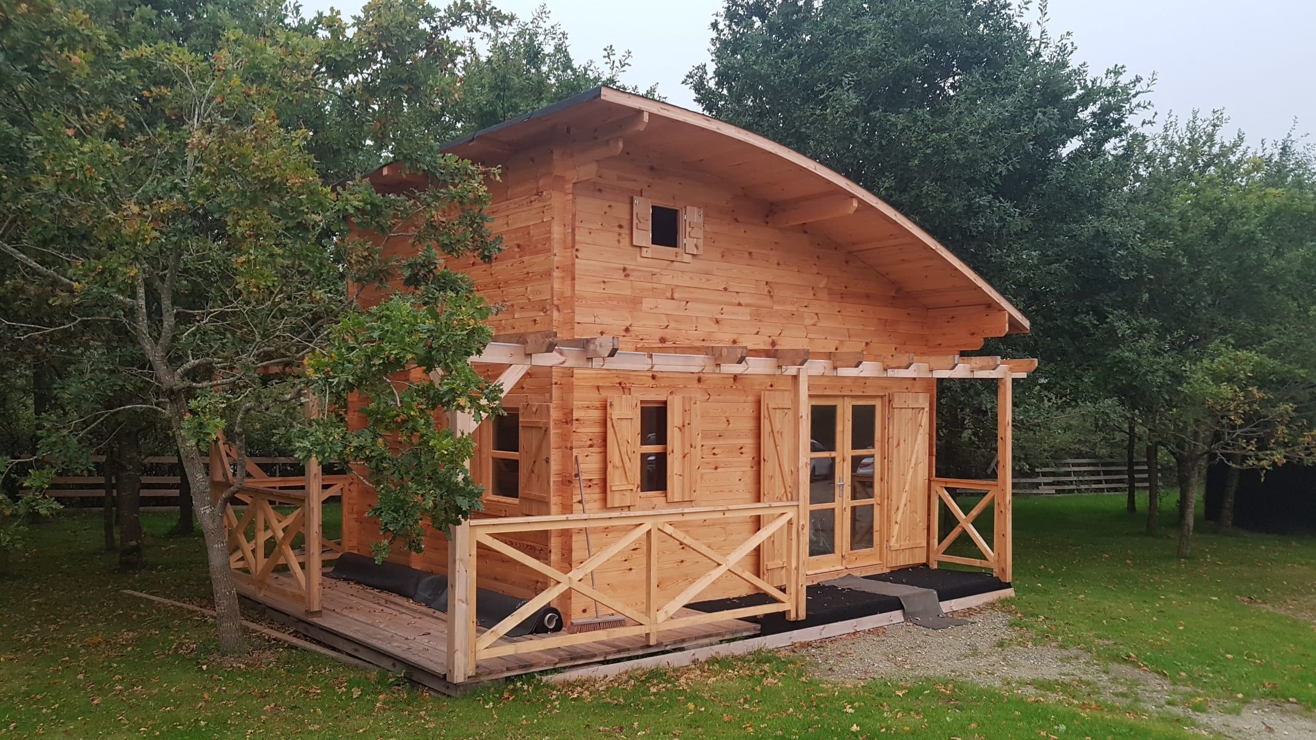 découvrez notre charmante cabane en bois à toit rond, parfaite pour une escapade en pleine nature. idéale pour se ressourcer, cette cabane allie confort et authenticité, offrant un espace chaleureux et accueillant pour des moments inoubliables en famille ou entre amis.