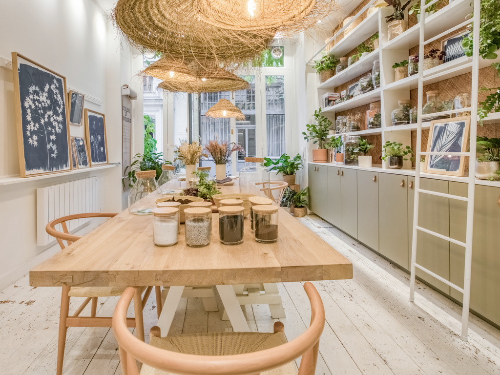 découvrez notre cabane végétale, un havre de paix mêlant nature et modernité. idéale pour se déconnecter, elle offre un espace de vie unique au cœur de la verdure. parfait pour les amoureux de la nature!