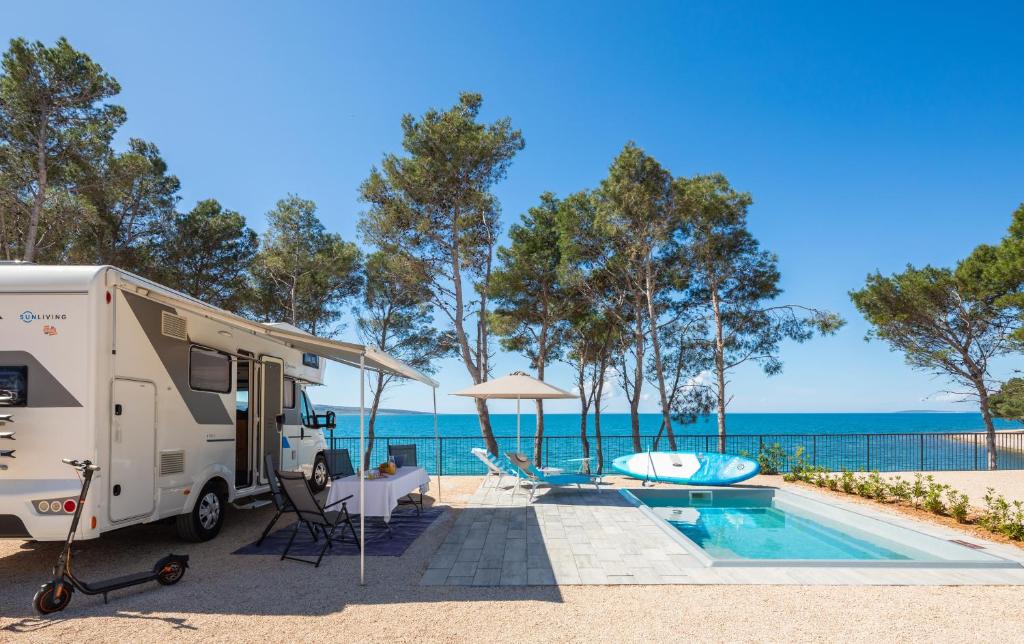 découvrez l'expérience inoubliable du camping-car avec piscine ! profitez de vacances en plein air tout en vous relaxant dans votre propre espace aquatique. idéal pour des séjours en famille ou entre amis, alliant confort et liberté.