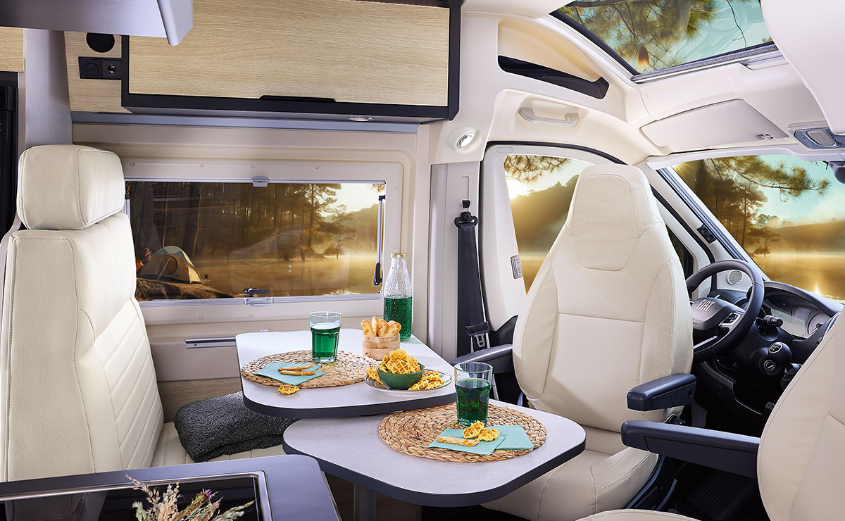 découvrez le confort et la liberté d'un camping-car avec toit surélevé, idéal pour vos escapades et aventures en plein air. profitez de l'espace optimisé et d'un aménagement intelligent pour des vacances inoubliables.