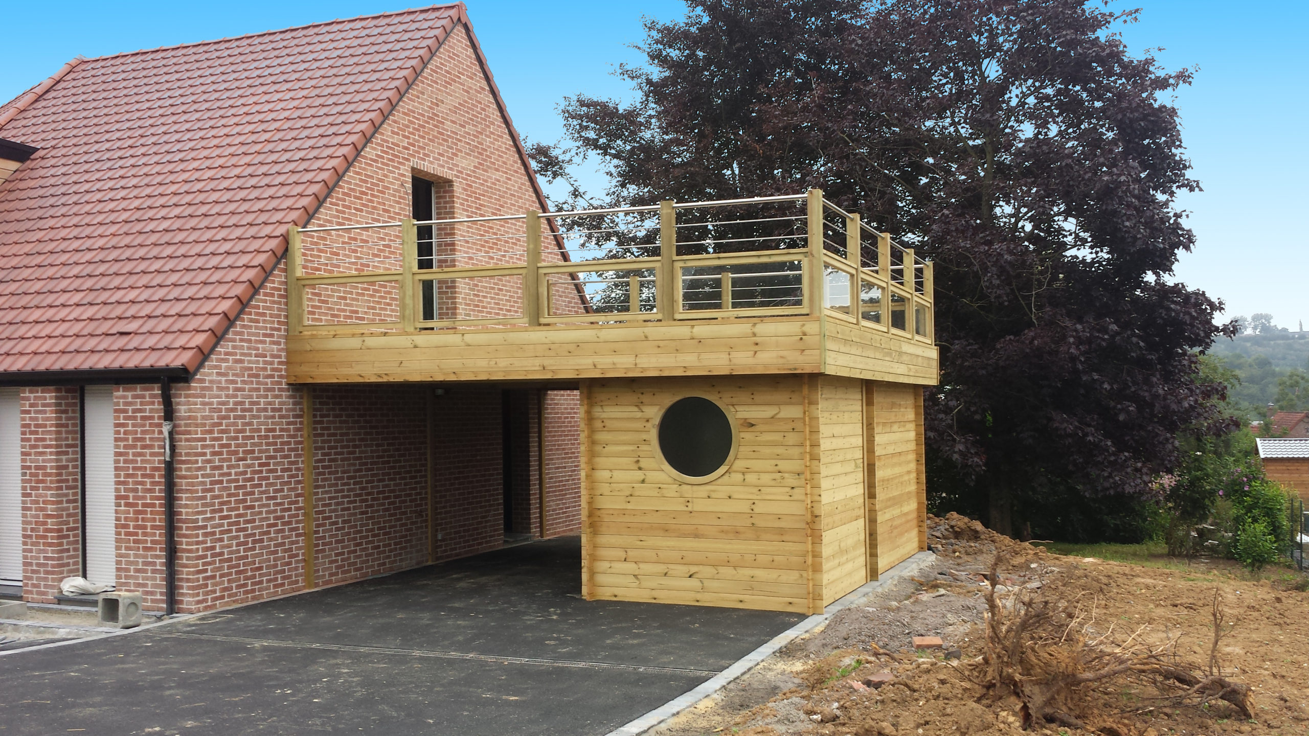 découvrez nos carports à toit plat, une solution élégante et moderne pour protéger votre véhicule. offrant robustesse et esthétisme, ces abris s'intègrent harmonieusement à votre espace extérieur. idéal pour optimiser votre jardin tout en assurant une protection efficace contre les intempéries.