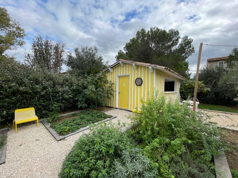 découvrez nos chalets à toit plat à avignon, alliant modernité et confort. profitez d'un espace de vie unique au sein d'un écrin de nature, idéal pour vos vacances ou votre résidence principale.