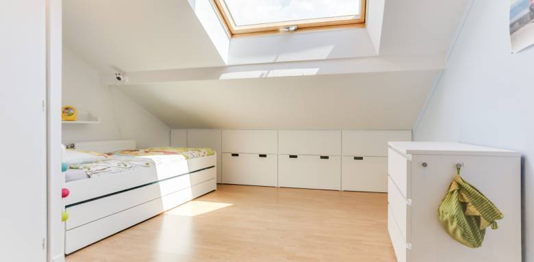 découvrez notre chambre mansardée, un espace cosy et charmant sous les toits. parfait pour une escapade romantique ou un week-end en famille, elle allie confort moderne et charme d'antan. profitez d'une atmosphère chaleureuse et d'une vue imprenable pour un séjour inoubliable.