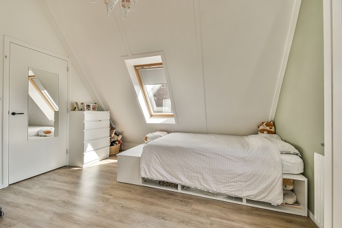 découvrez le charme unique d'une chambre mansardée, alliant confort et esthétique avec ses poutres apparentes et son ambiance cozy. idéale pour un séjour romantique ou une retraite paisible, cette chambre vous séduira par sa luminosité et son caractère chaleureux.