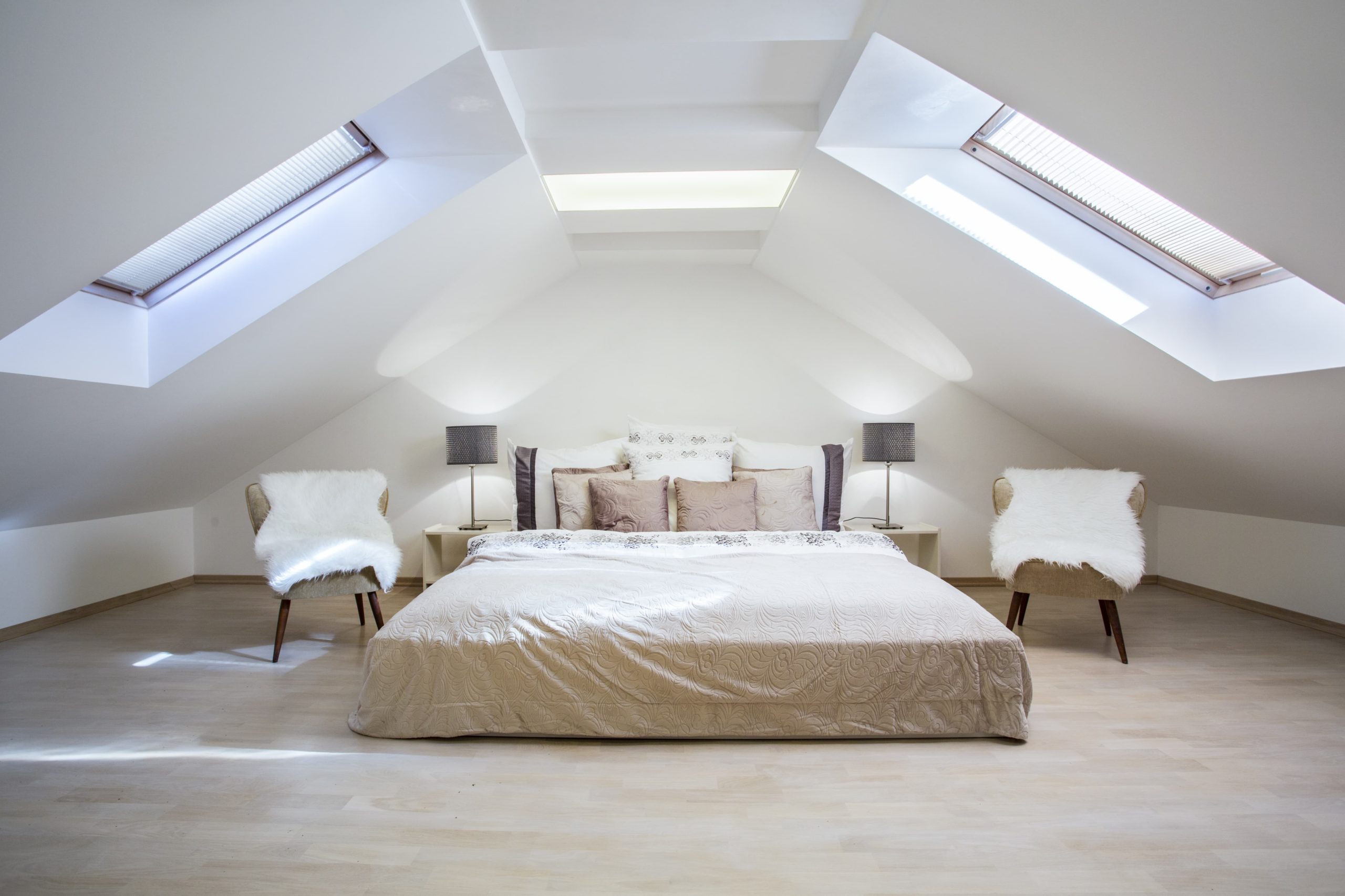 découvrez le charme unique d'une chambre sous toit, un espace cosy et intime offrant une vue imprenable et un aménagement original. idéale pour les escapades romantiques ou les séjours tout en douceur.