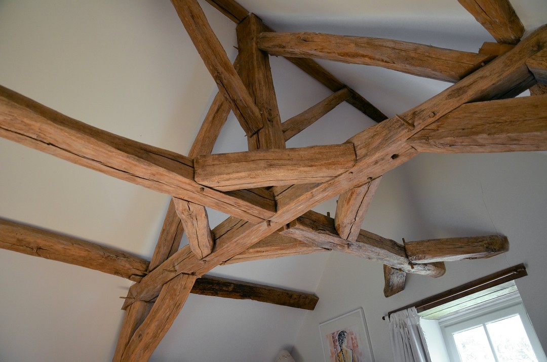 découvrez tout ce qu'il faut savoir sur la charpente : types, matériaux, techniques de construction et conseils d'entretien pour assurer la solidité et l'esthétique de votre toiture.