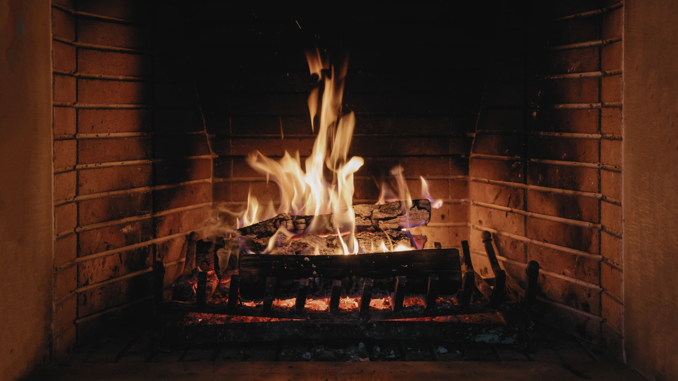découvrez notre guide complet sur les cheminées : styles, matériaux, conseils d'entretien et astuces pour choisir la cheminée parfaite qui apportera chaleur et élégance à votre intérieur.