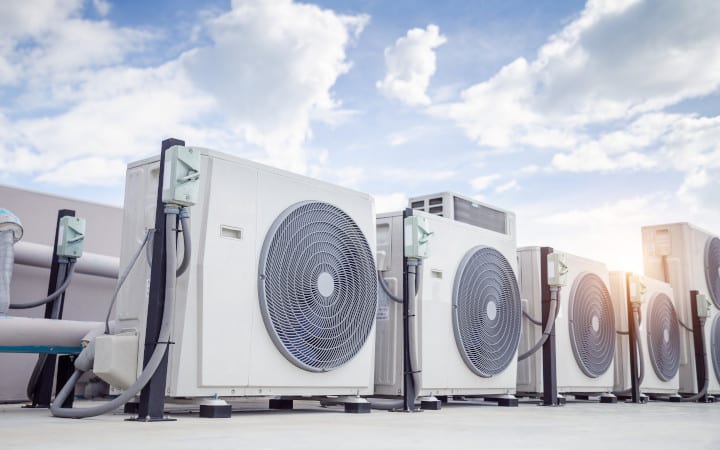 découvrez notre gamme de climatiseurs de toit adaptés à tous vos besoins. profitez d'un confort optimal lors de vos voyages en camping ou de vos aventures en plein air. installation facile, performance énergétique et design moderne : prenez la route sereinement avec notre climatisation de toit.