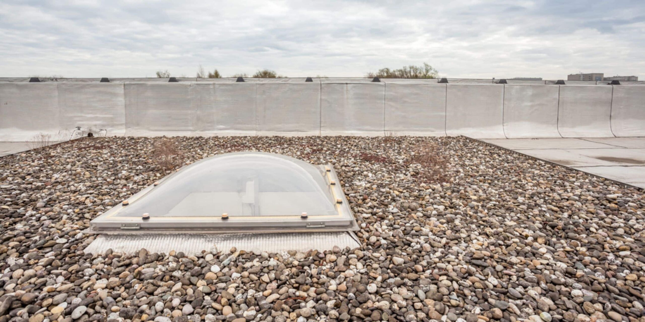 découvrez notre coupole de toit de dimensions 150x150 cm, idéale pour apporter lumière et ventilation à vos espaces. conçue avec des matériaux de qualité, cette coupole s'intègre parfaitement à tout type d'architecture. optimisez votre confort et embellissez votre intérieur grâce à cette solution élégante et fonctionnelle.
