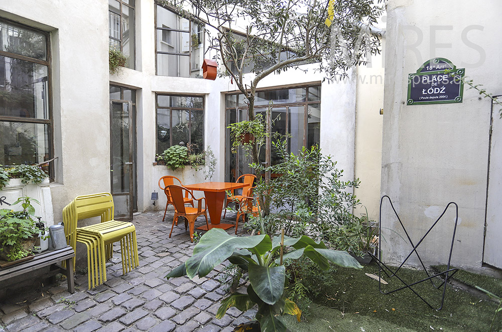 découvrez notre cour intérieure, un espace paisible et charmant, parfait pour se détendre ou profiter de moments conviviaux en plein air. laissez-vous séduire par son ambiance accueillante et son design harmonieux.