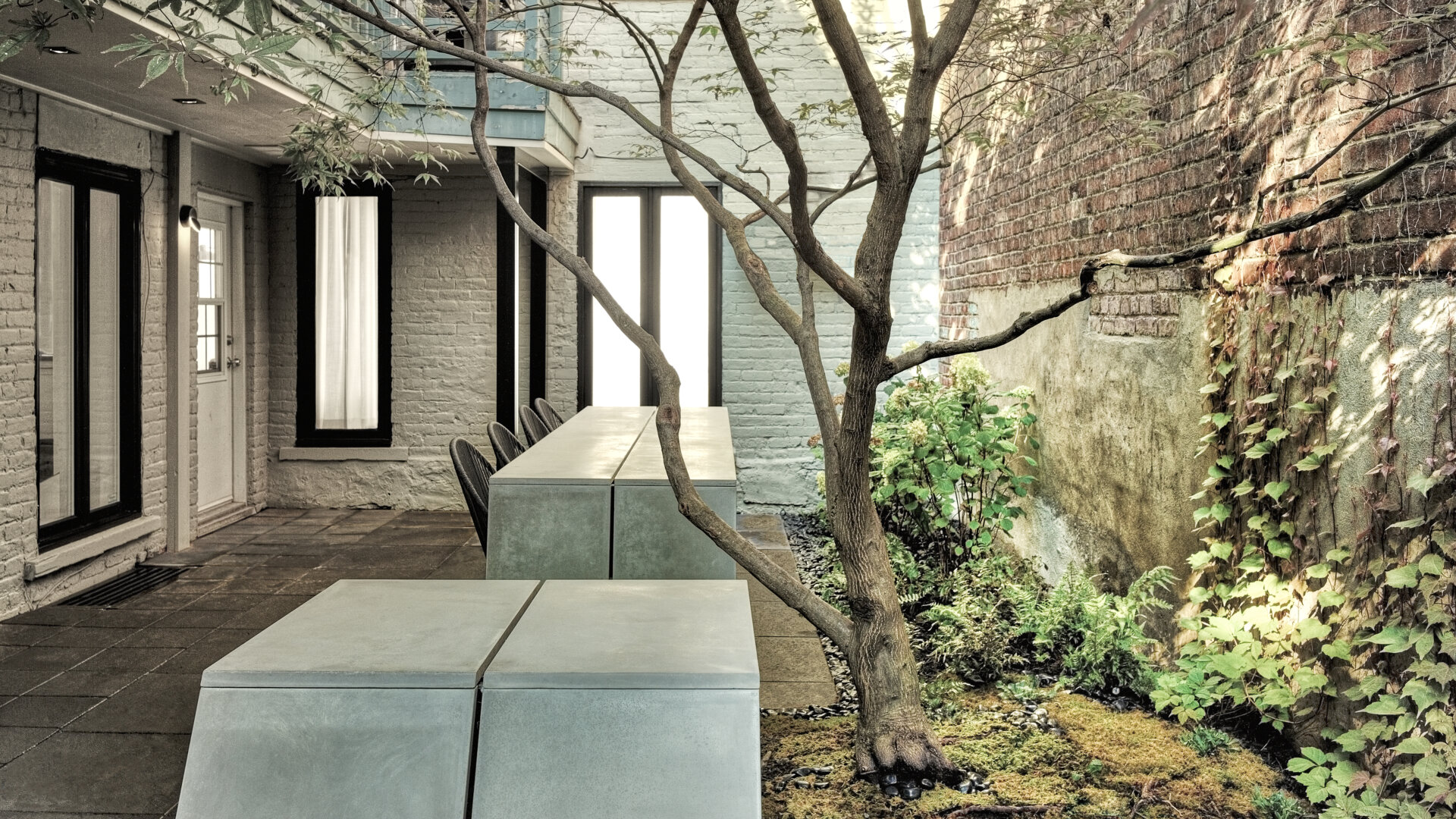 découvrez l'élégance et la tranquillité d'une cour intérieure, un espace intime où nature et architecture se rencontrent, offrant un refuge apaisant au cœur de la ville.