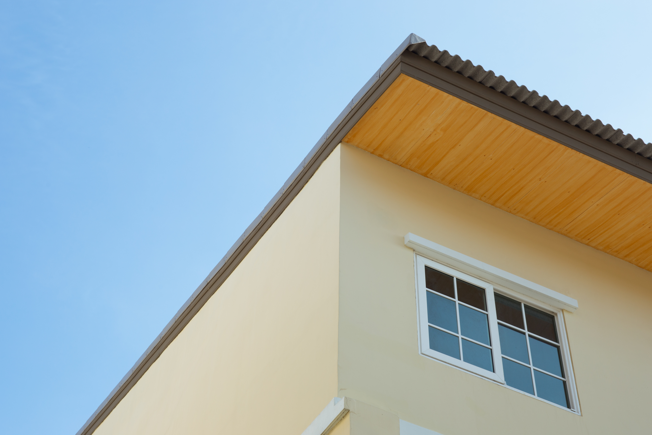 découvrez les enjeux et solutions liés au débord de toit à la limite de votre propriété. apprenez comment optimiser l'architecture de votre maison tout en respectant les réglementations locales pour un extérieur harmonieux et fonctionnel.