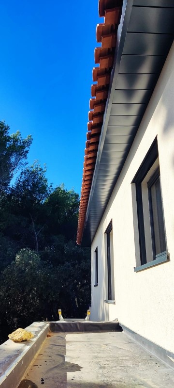 découvrez notre gamme de débords de toits en pvc gris, alliant esthétisme et durabilité. parfaits pour une finition soignée de votre toiture, nos produits offrent une excellente résistance aux intempéries tout en ajoutant une touche moderne à votre habitat.