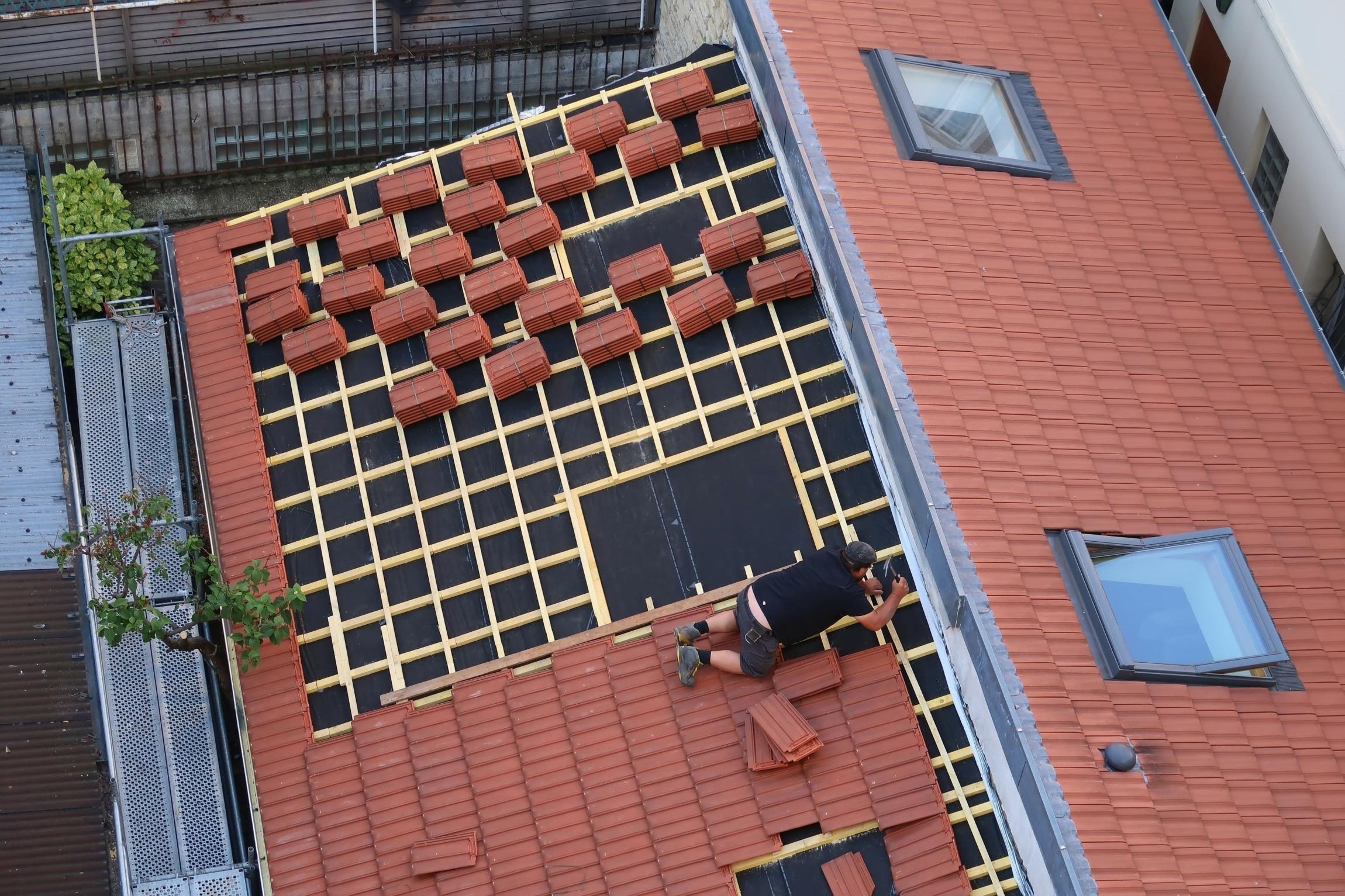 découvrez l'art de s'élever au-dessus du quotidien avec notre guide sur les toits. explorez des paysages à couper le souffle, des architectures innovantes et des secrets fascinants sur les toits qui racontent l'histoire des villes. plongez dans l'univers des hauteurs et laissez-vous inspirer par des vues imprenables.