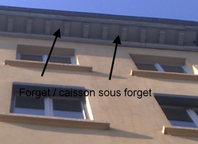 découvrez la définition de l'avant-toit, élément architectural essentiel qui dépasse le mur d'une façade. apprenez son rôle dans la protection contre les intempéries et son impact sur le design des bâtiments.