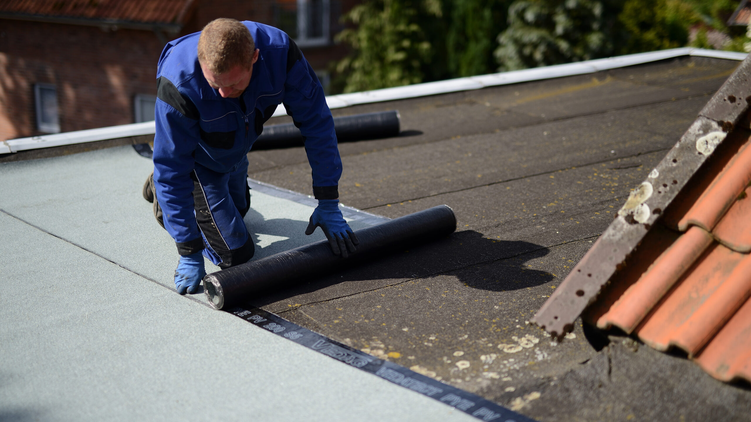 découvrez la définition du toit-terrasse, un type de toiture plate qui offre des espaces extérieurs pratiques et esthétiques. apprenez-en davantage sur ses avantages, sa structure et son utilisation dans l'architecture moderne.