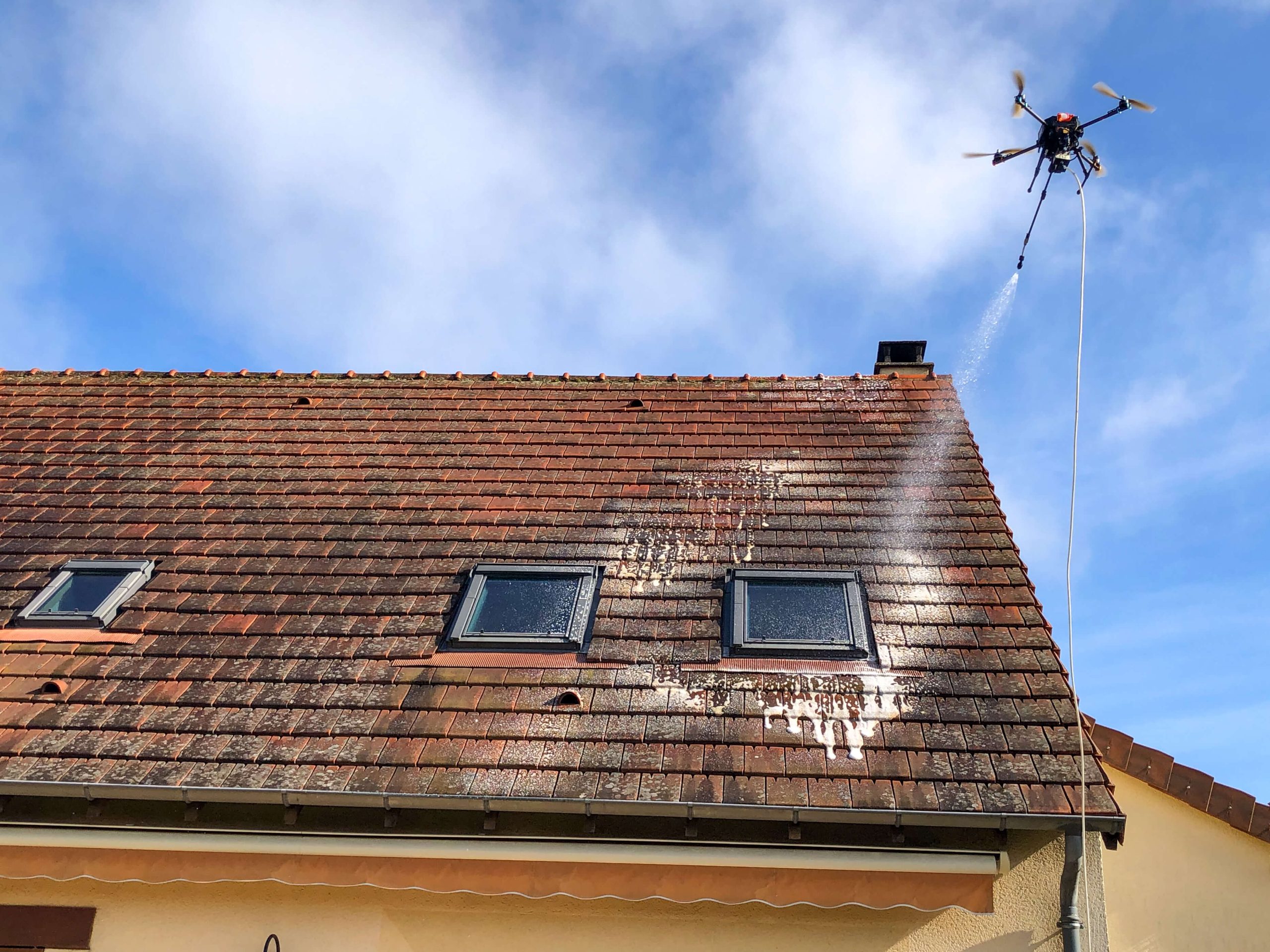 découvrez nos services de démoussage de toit pour préserver l'intégrité de votre habitation. prolongez la durée de vie de votre toiture et améliorez son apparence avec notre expertise professionnelle. obtenez un devis gratuit dès aujourd'hui!