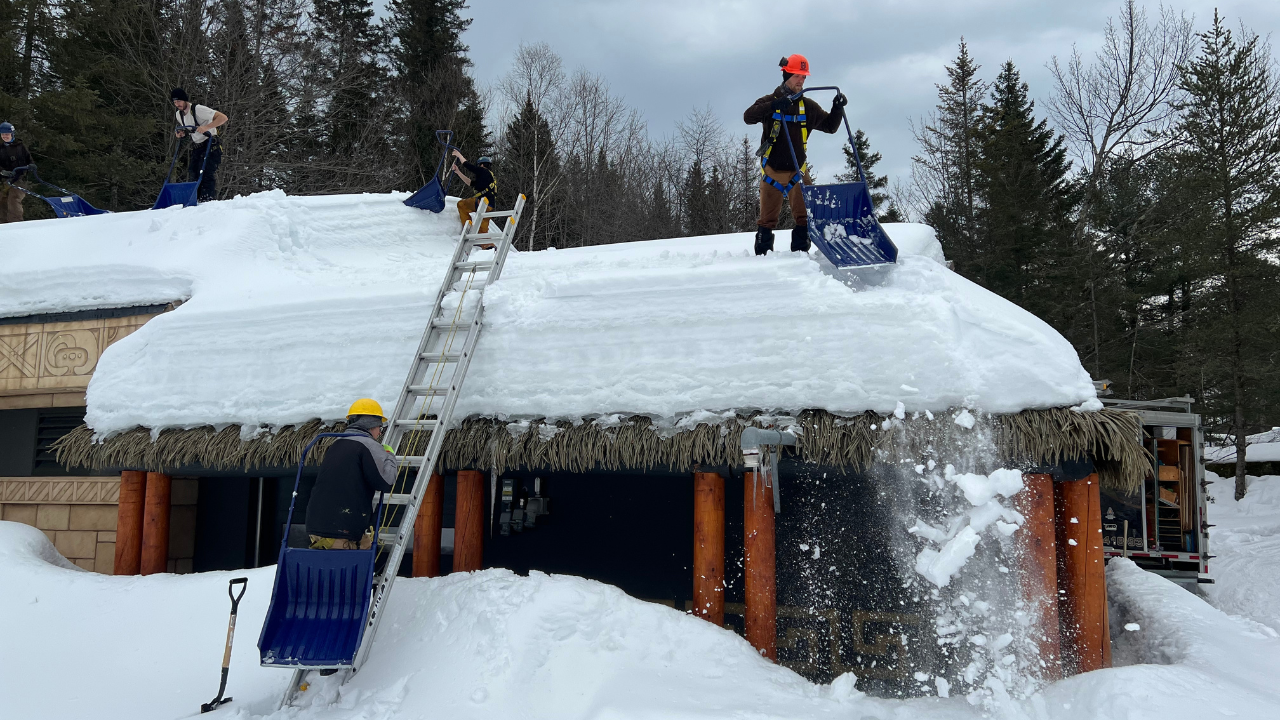 assurez la sécurité de votre maison avec notre service de déneigement de toit professionnel. évitez les dommages causés par l'accumulation de neige et de glace grâce à notre équipe expérimentée. protégez votre toit et prolonger sa durée de vie avec notre expertise en déneigement efficace et rapide.