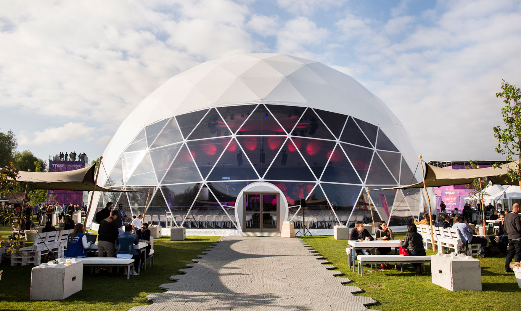 découvrez le monde fascinant des dômes, ces structures architecturales impressionnantes qui allient esthétique et fonctionnalité. explorez leur histoire, leurs différents styles et les matériaux innovants qui les composent.