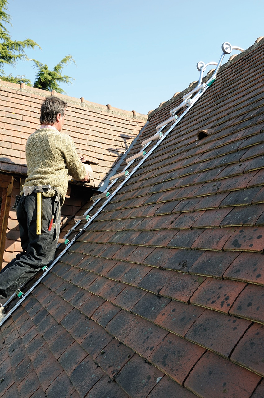 découvrez notre échelle de toit robuste et sécurisée, idéale pour l'accès facile et rapide à vos toits. conçue pour garantir une utilisation en toute sécurité, elle est parfaite pour les travaux de toiture, l'entretien et les inspections. faites le choix de la qualité pour vos projets en hauteur.