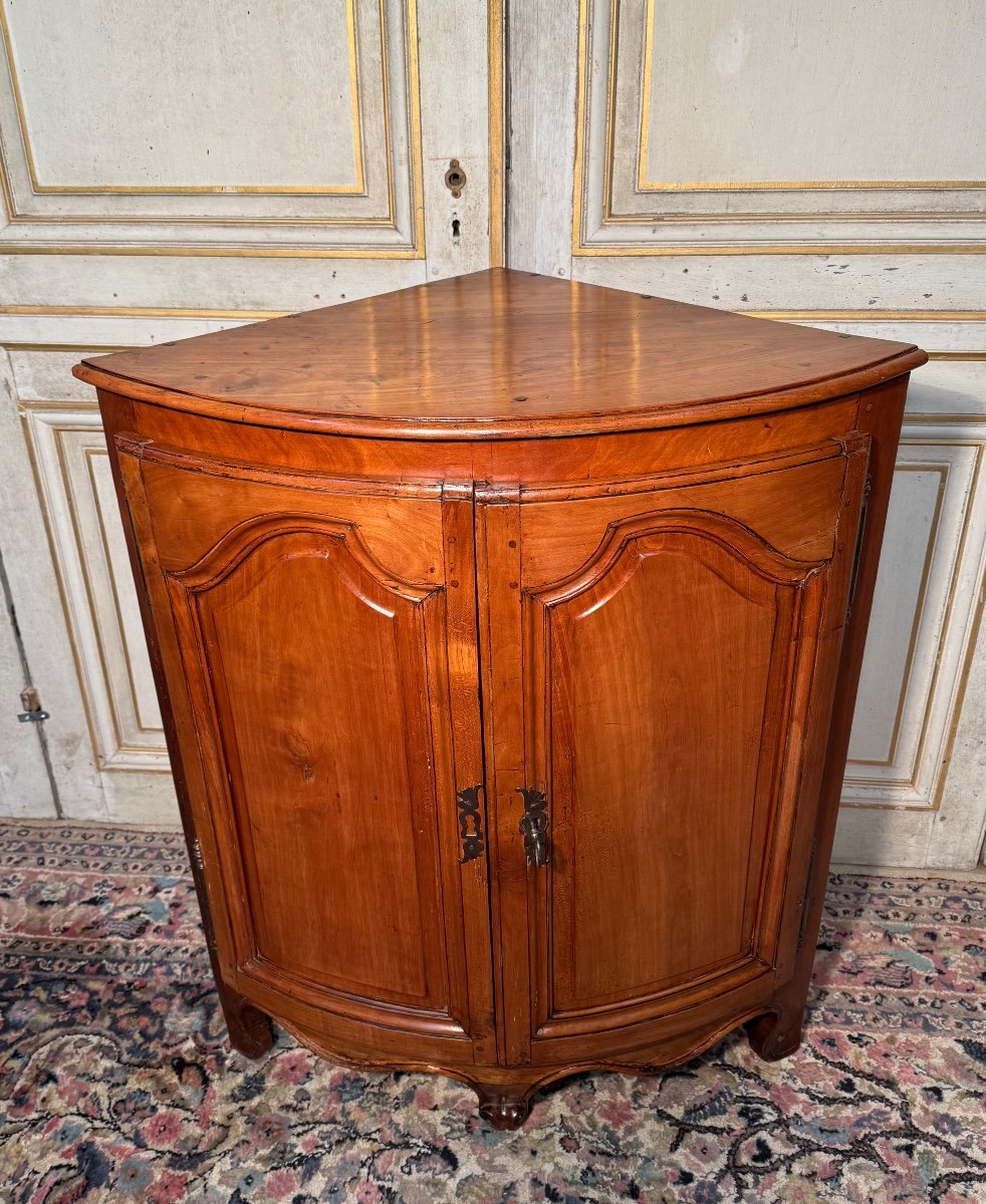 découvrez notre sélection d'encoignures élégantes et fonctionnelles, parfaites pour optimiser les espaces de votre intérieur. entre design contemporain et style classique, trouvez le meuble idéal qui allie esthétisme et utilité, tout en apportant une touche unique à votre décoration.