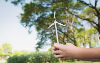 découvrez comment une éolienne de toiture peut transformer votre maison en une source d'énergie renouvelable. explorez les avantages, l'installation et les performances de cette solution écologique pour réduire votre empreinte carbone tout en faisant des économies sur vos factures d'électricité.