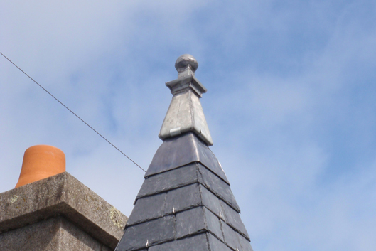 découvrez tout sur les épis de toit, ces éléments de décoration traditionnels qui apportent charme et caractère à votre toiture. apprenez comment ils sont fabriqués, leurs styles variés et l'importance de leur installation pour la protection et l'esthétique de votre maison.