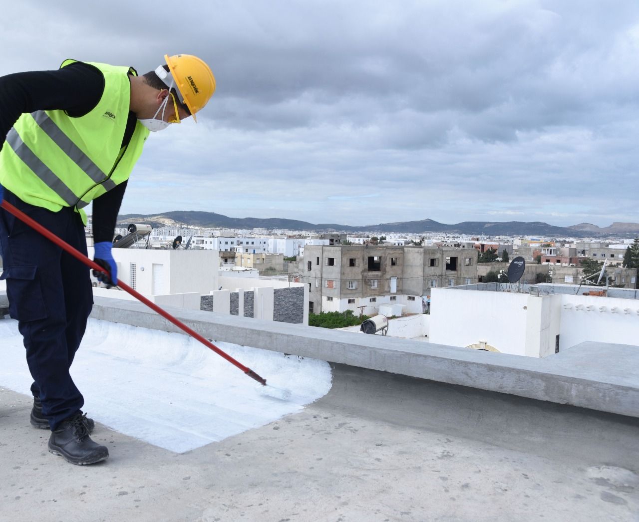 découvrez nos solutions d'étanchéité pour toit, garantissant une protection optimale contre les intempéries et l'humidité. prolongez la durée de vie de votre toiture avec nos services spécialisés et économiques.