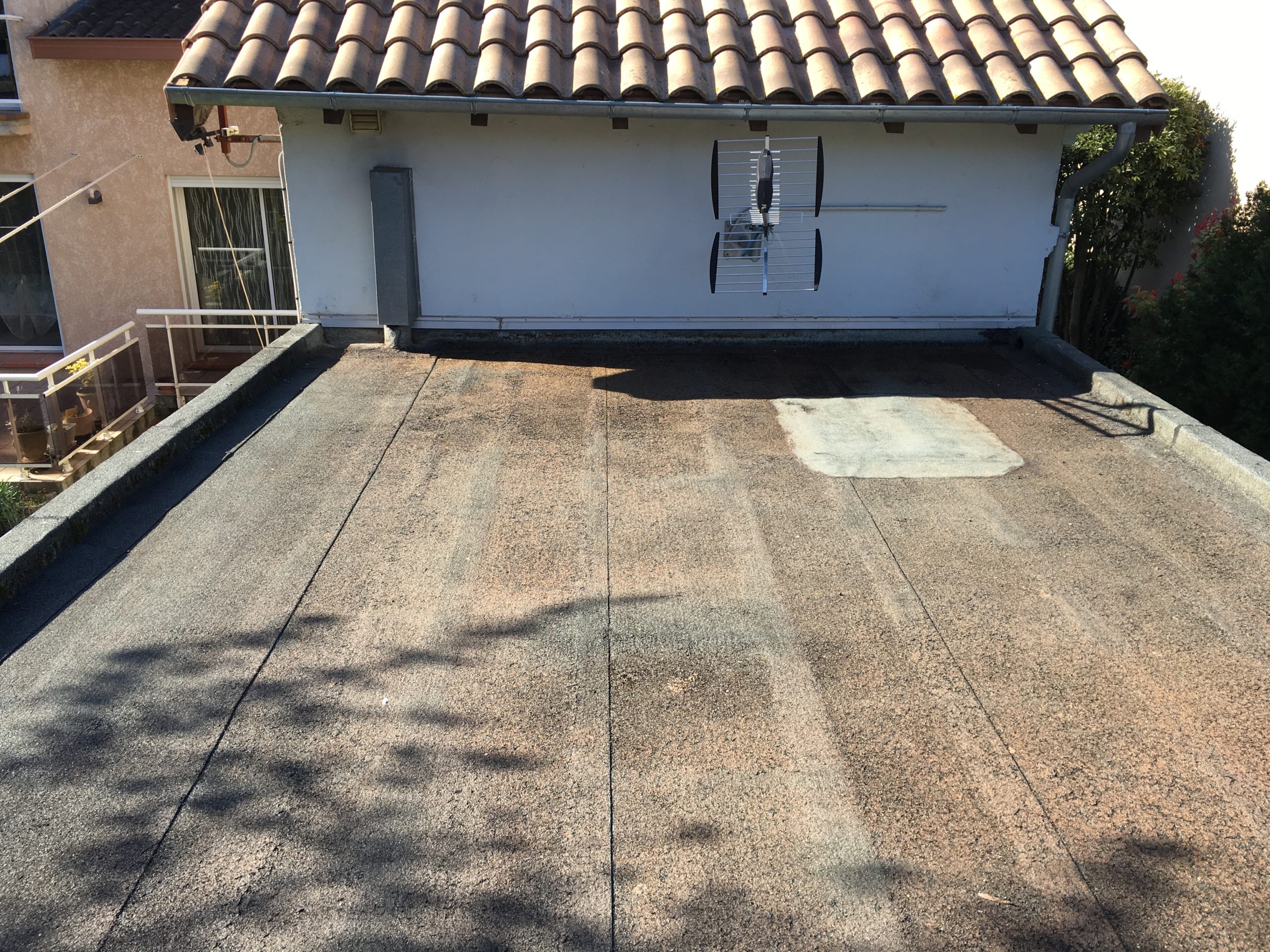 découvrez nos solutions d'étanchéité pour toits terrasses, conçues pour protéger votre espace extérieur des intempéries tout en garantissant une durabilité optimale. profitez d'un environnement sain et sec grâce à nos services professionnels et de qualité.