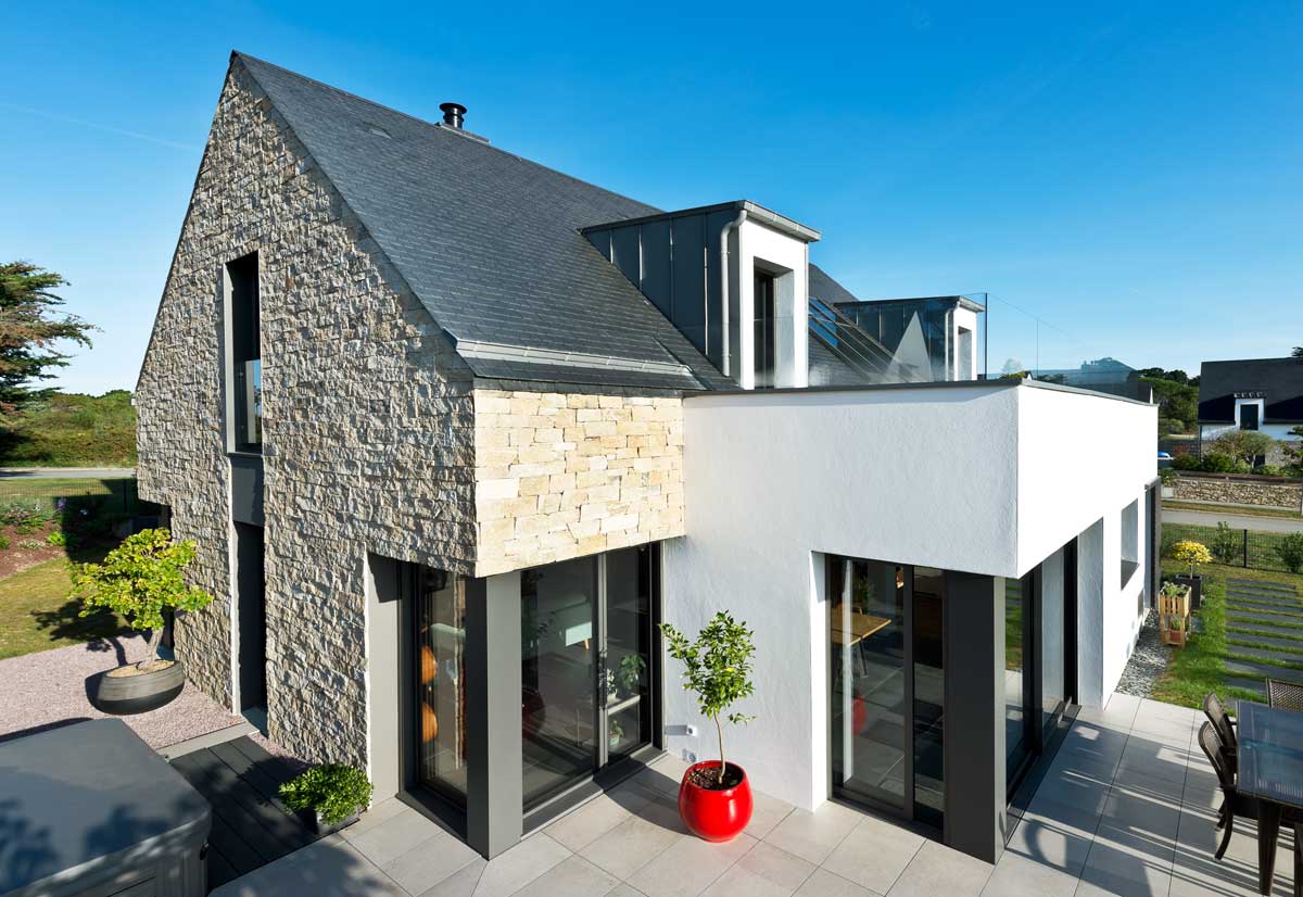 découvrez nos solutions d'extension de toit en ardoise, alliant esthétique et durabilité. transformez votre espace tout en préservant l'élégance de votre maison grâce à des matériaux de qualité supérieure et un savoir-faire artisanal.