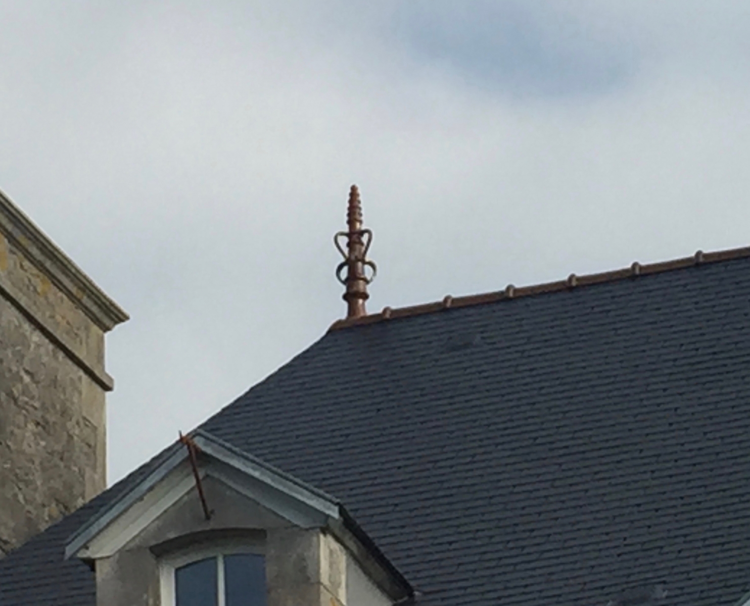 découvrez tout ce qu'il faut savoir sur le faitage en ardoise : techniques, avantages, et conseils d'installation pour garantir l'étanchéité et l'esthétique de votre toiture.