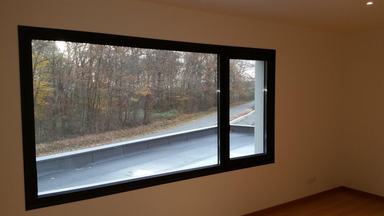 découvrez les avantages des fenêtres fixes, idéales pour apporter lumière et esthétisme à votre intérieur tout en offrant une isolation optimale. explorez notre sélection de modèles modernes et personnalisables.