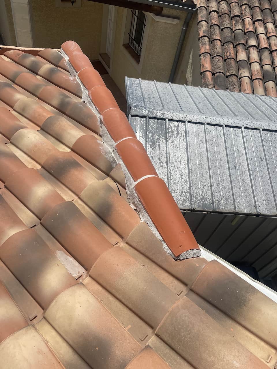 découvrez comment identifier et réparer une fuite de toit pour protéger efficacement votre maison des intempéries. nos conseils et solutions pratique vous aideront à assurer l'intégrité de votre toiture.