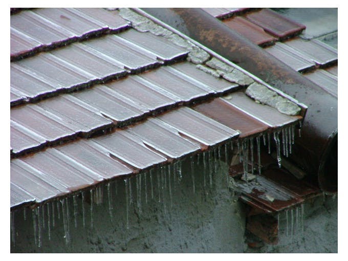 découvrez comment identifier et résoudre une fuite de toit pour protéger votre maison des dommages. suivez nos conseils pratiques pour une réparation efficace et durable.