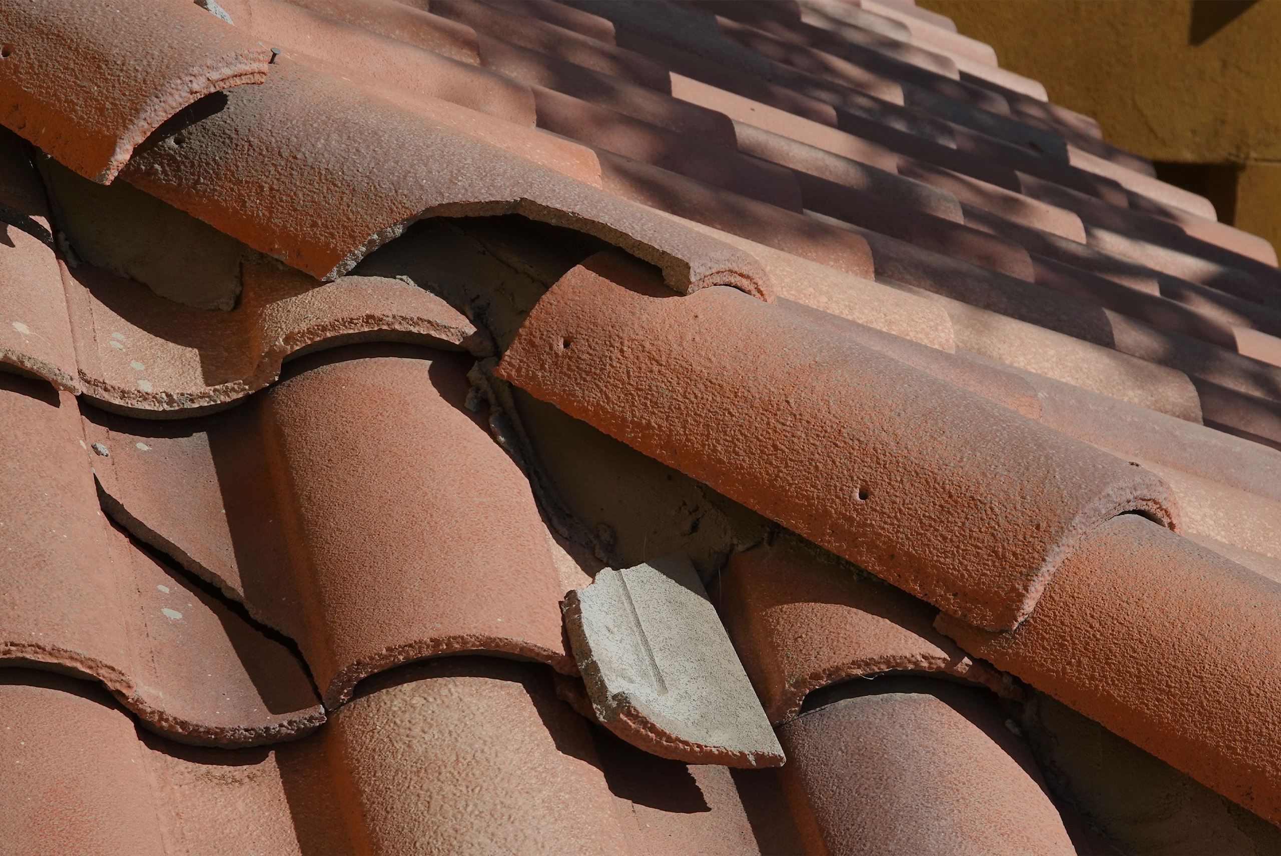 découvrez nos conseils et solutions pour réparer une fuite au toit. protégez votre maison des dommages causés par l'eau avec nos astuces pratiques et les meilleures techniques de réparation.