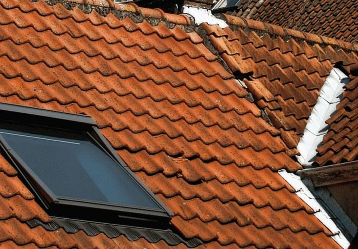 découvrez les causes et les solutions pour une fuite de toiture. protégez votre maison avec nos conseils d'experts sur l'entretien et la réparation de votre toiture.