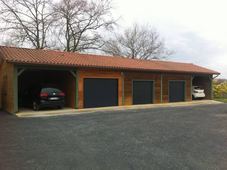 découvrez notre sélection de garages en bois à pente, alliant esthétisme et fonctionnalité. parfaits pour protéger votre véhicule tout en offrant un style naturel et chaleureux à votre extérieur. idéals pour tous les types de terrains, ces garages sont conçus pour résister aux intempéries tout en s'intégrant harmonieusement dans votre jardin.
