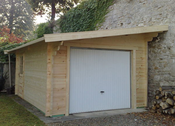 découvrez notre garage en bois à pente, alliant esthétisme et fonctionnalité. idéal pour abriter votre véhicule tout en s'intégrant harmonieusement dans votre jardin. robuste et durable, notre garage en bois est une solution parfaite pour protéger vos biens.