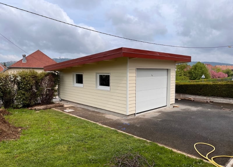 découvrez notre garage monopente, une solution design et fonctionnelle pour abriter votre véhicule. idéal pour optimiser l'espace, ce garage combine esthétisme et praticité, s'intégrant parfaitement à votre jardin ou votre allée.