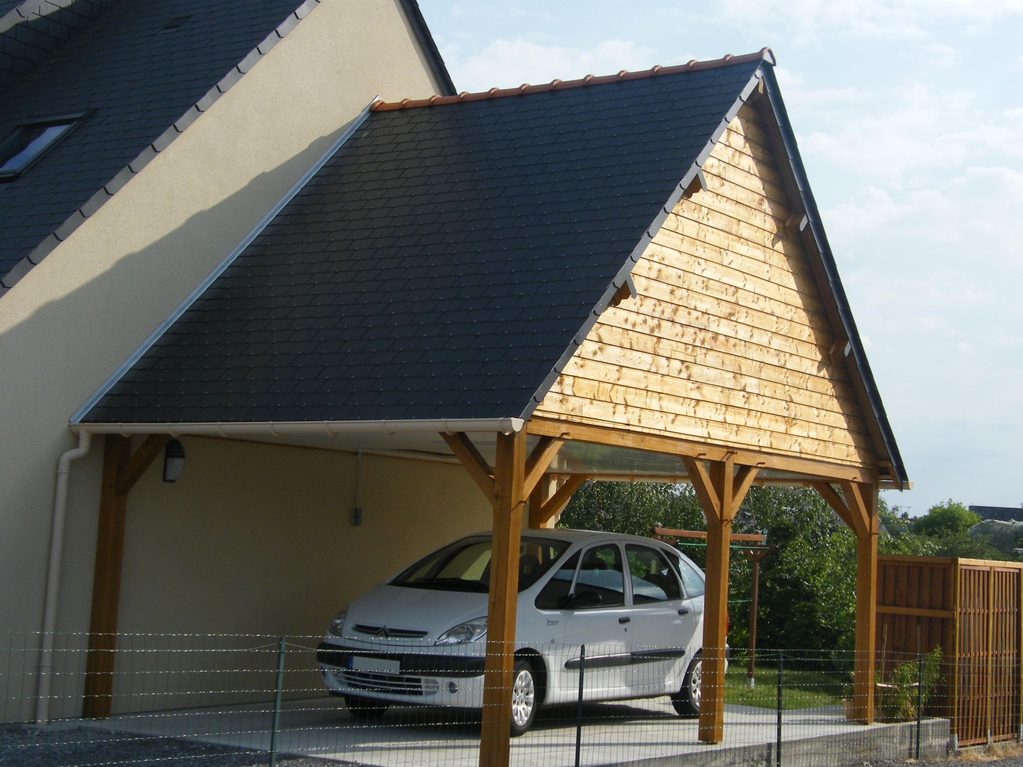 découvrez notre garage à toit 3 pentes, alliant esthétisme et fonctionnalité. idéal pour protéger votre véhicule tout en offrant un style architectural unique, ce garage est conçu pour s'intégrer harmonieusement dans votre jardin ou espace extérieur.