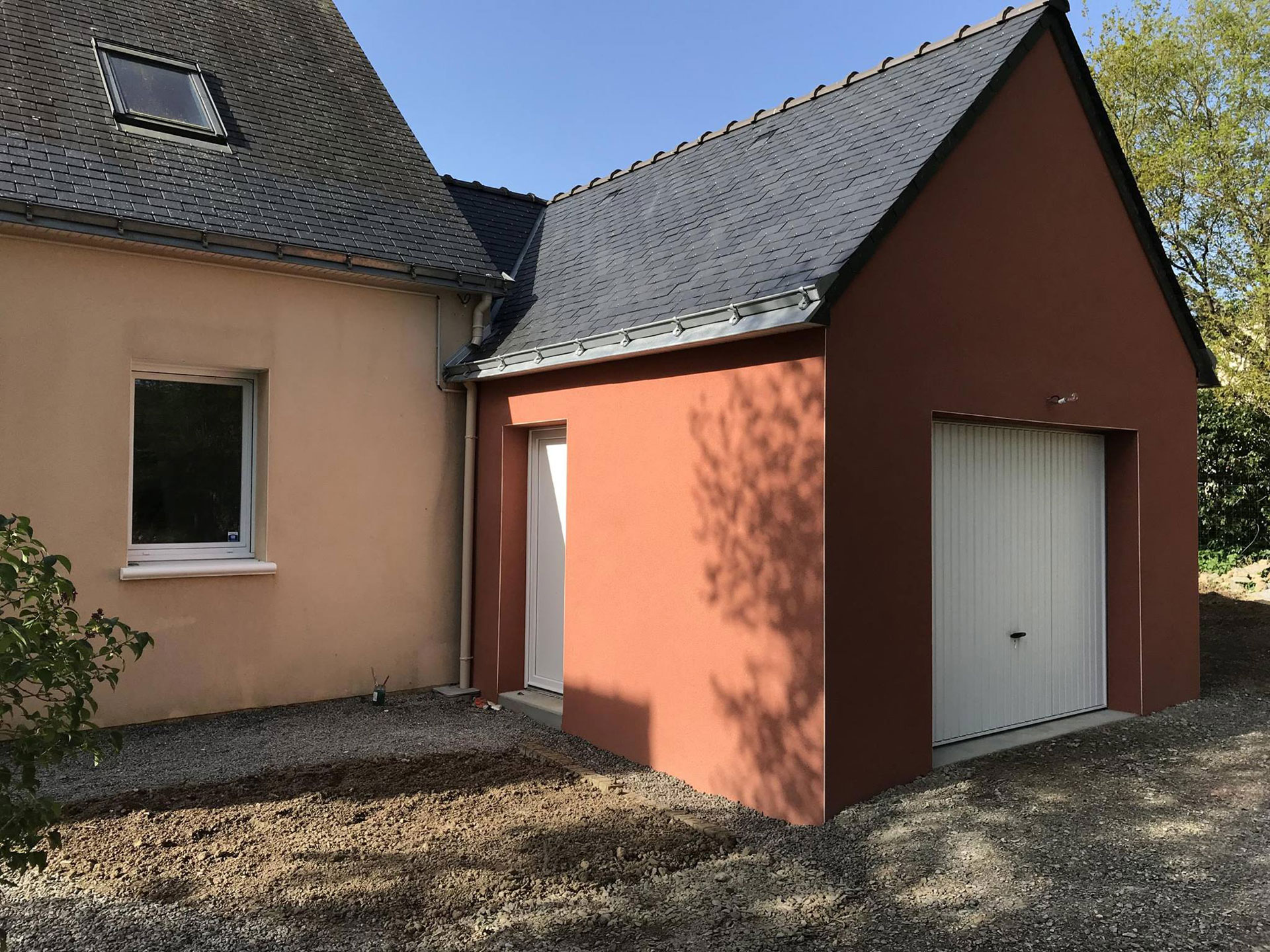découvrez notre garage à toit 3 pentes, alliant esthétisme et fonctionnalité, idéal pour protéger vos véhicules tout en s’intégrant parfaitement à votre paysage. optez pour un espace durable et élégant.