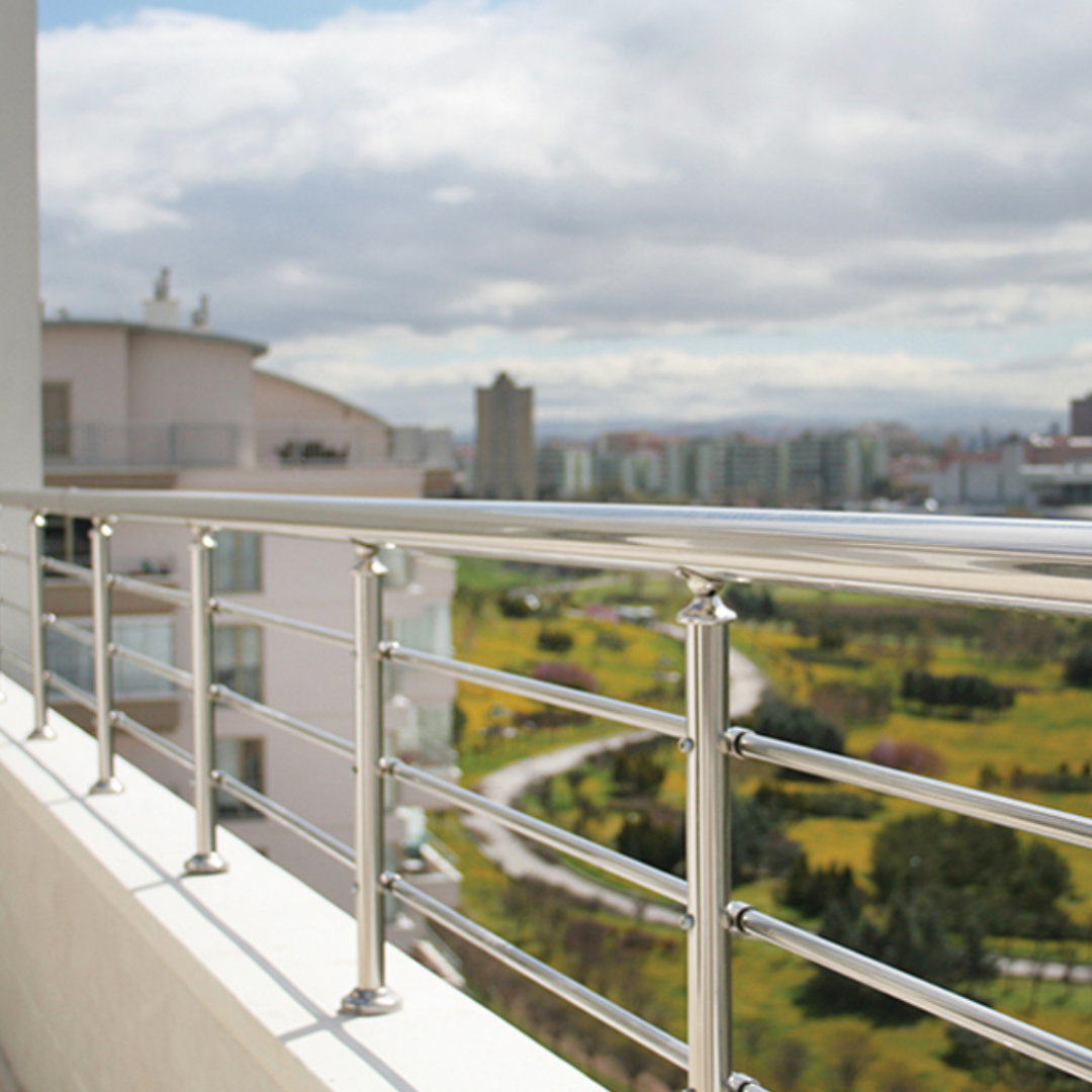 découvrez nos garde-corps pour terrasse, alliant sécurité et esthétisme. protégez votre espace extérieur tout en ajoutant une touche de style à votre balcon ou terrasse. styles variés, matériaux de qualité et facilité d'installation au rendez-vous.