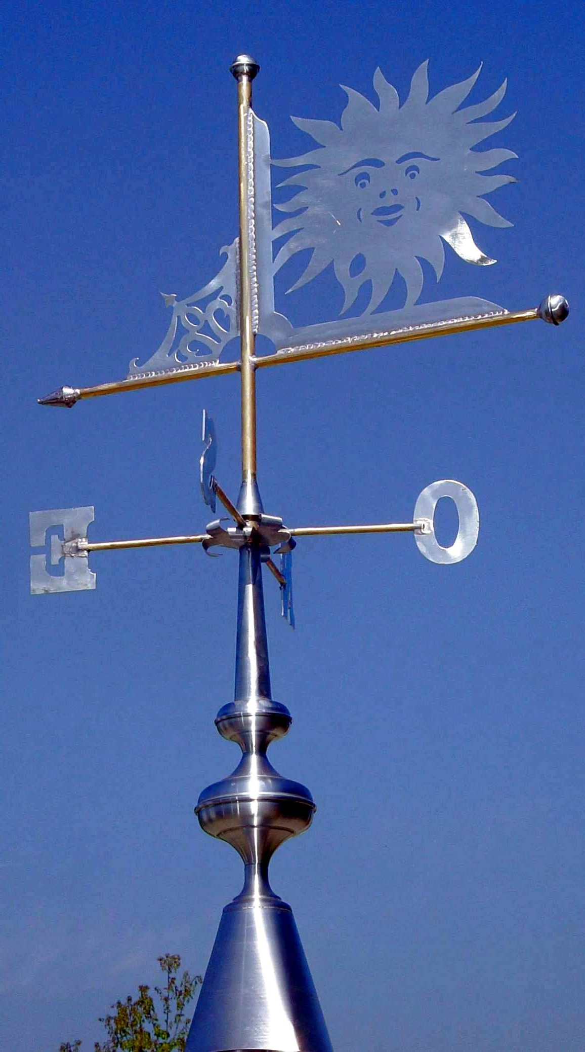 découvrez notre girouette en zinc, un accessoire élégant et durable pour décorer votre toiture. fabriquée avec soin, elle allie esthétique et fonctionnalité en indiquant la direction du vent tout en embellissant votre extérieur. idéale pour les passionnés de décoration et les amateurs de jardinage.