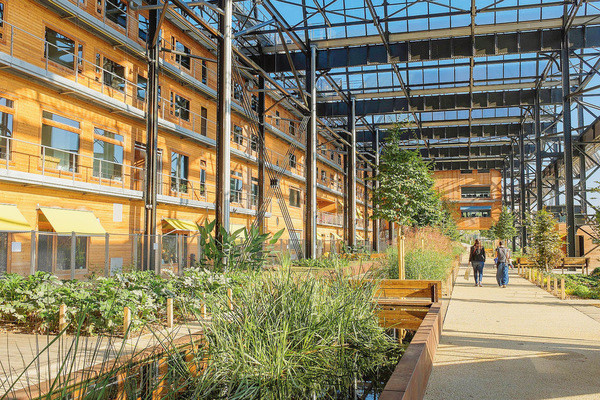 découvrez la halle solaire, un espace innovant dédié à la rencontre entre nature et technologie. profitez d'une ambiance unique où le rayonnement solaire permet de créer un environnement agréable pour des activités variées. explorez des installations écologiques et participez à des événements en plein air tout en savourant la lumière naturelle.