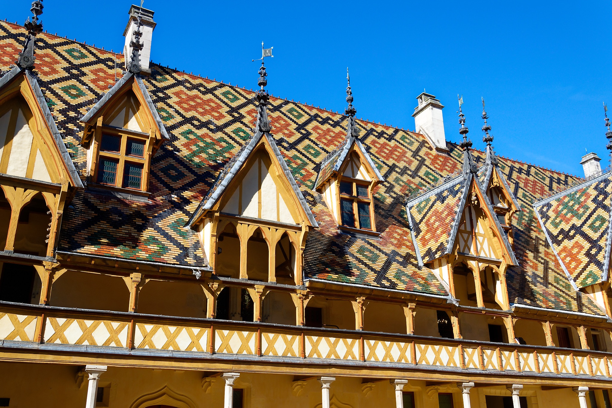 découvrez les hospices de beaune, un joyau architectural et culturel en bourgogne. plongez dans l'histoire de cet ancien hôpital médiéval, célèbre pour sa toiture multicolore et ses ventes aux enchères de vin. explorez ses magnifiques salles, ses œuvres d'art et son rôle emblématique dans le patrimoine viticole français.