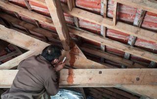 découvrez comment prévenir et réparer les infiltrations d'eau sur votre toit. obtenez des conseils pratiques pour protéger votre maison des dommages causés par les fuites et maintenir l'intégrité de votre toiture.