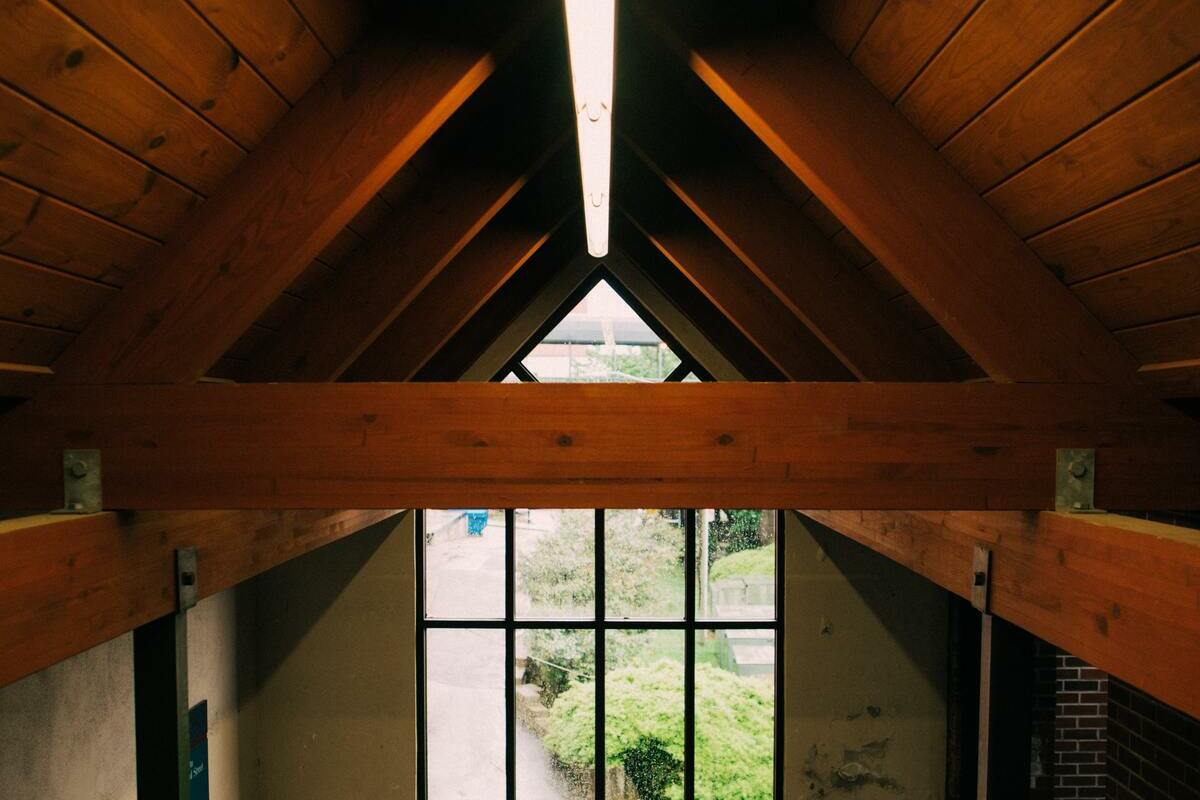 découvrez comment l'isolation de votre toit intérieur peut améliorer le confort thermique de votre maison tout en réduisant vos factures d'énergie. trouvez des conseils et des solutions adaptées pour optimiser l'efficacité énergétique de votre espace de vie.